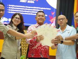 Pj Bupati Sanggau Serahkan 7.200 Sertipikat PTSL dan 3.888 Bidang Sertipikat Tanah Redistribusi