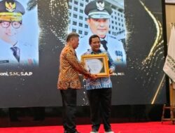 Dirjen Polpum Kemendagri Bahtiar Dianugerahi Penghargaan Pena Emas dari Forum Pimred Multimedia