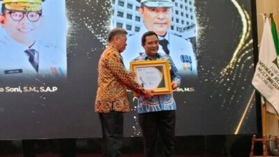 "Dirjen Polpum Kemendagri, Bahtiar Baharuddin menerima penghargaan Pena Emas dari Forum Pimred Multimedia Indonesia. Penyerahan penghargaan berlangsung di acara Gala Diner Anniversarry ke-2 Forum Pimred Multimedia Indonesia yang berlangsung di Pendopo Gubernur Banten, Kawasan Pusat Pemerintahan Provinsi Banten, Kota Serang, Banen, Kamis (17/7/2025). (Dok. Faktanasional)"