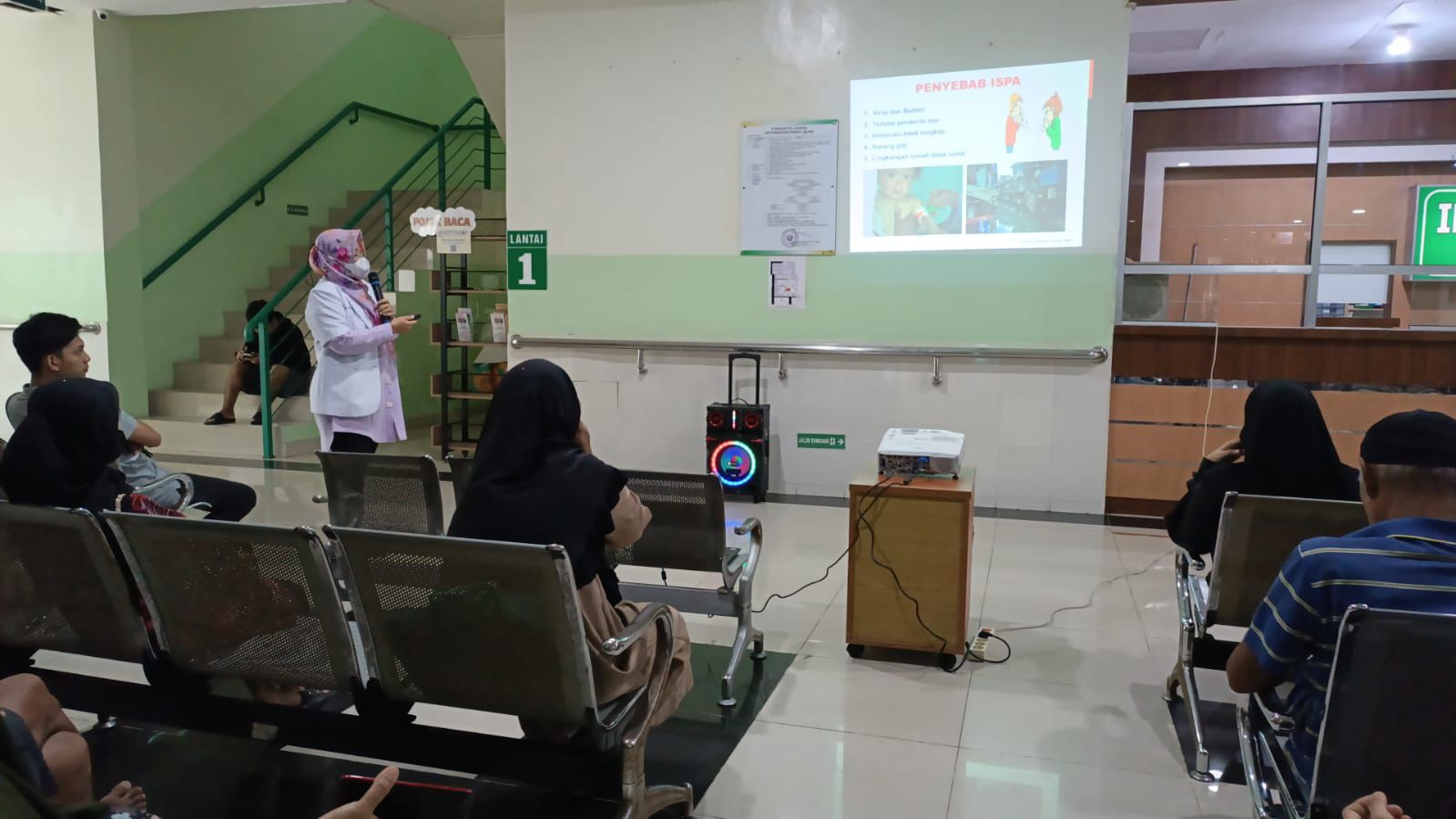 Tenaga medis RSUD SSMA Pontianak memberikan edukasi pencegahan ISPA kepada pasien. (Dok. HO/faktakalbar.id)