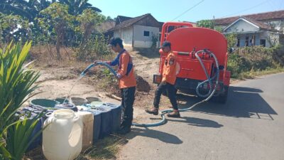 Distribusi bantuan air bersih bagi warga terdampak kekeringan di Kab. Bondowoso, Jumat (8/8/2025). Foto: HO/Faktakalbar.id