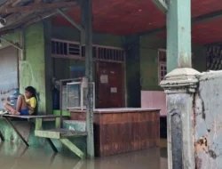 Dikepung Banjir, Ratusan Warga Kasemen Serang Jalani Sahur Seadanya di Tengah Genangan