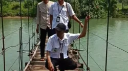 Bertaruh Nyawa di Jembatan Cikuya: Besi Patah dan Kayu Lapuk, Warga Desak Perbaikan Segera