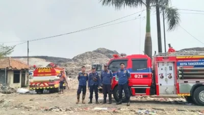 TPA Jatiwaringin Masih Membara, Damkartan Tangsel Terjunkan Personel Tambahan